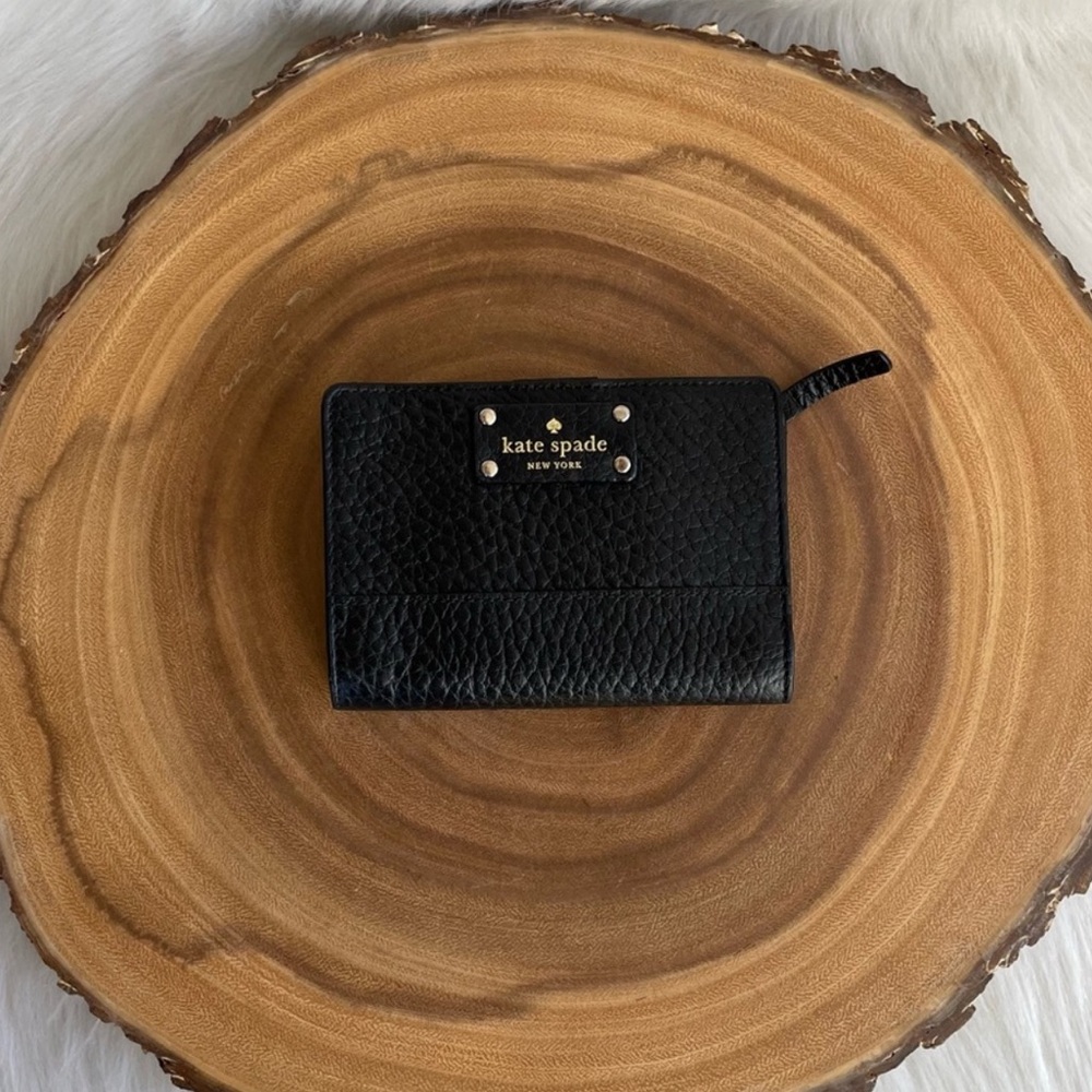 LIKE NEW kate spade Black Pebbled Leather Bay Street Tellie Bi-Fold Wallet